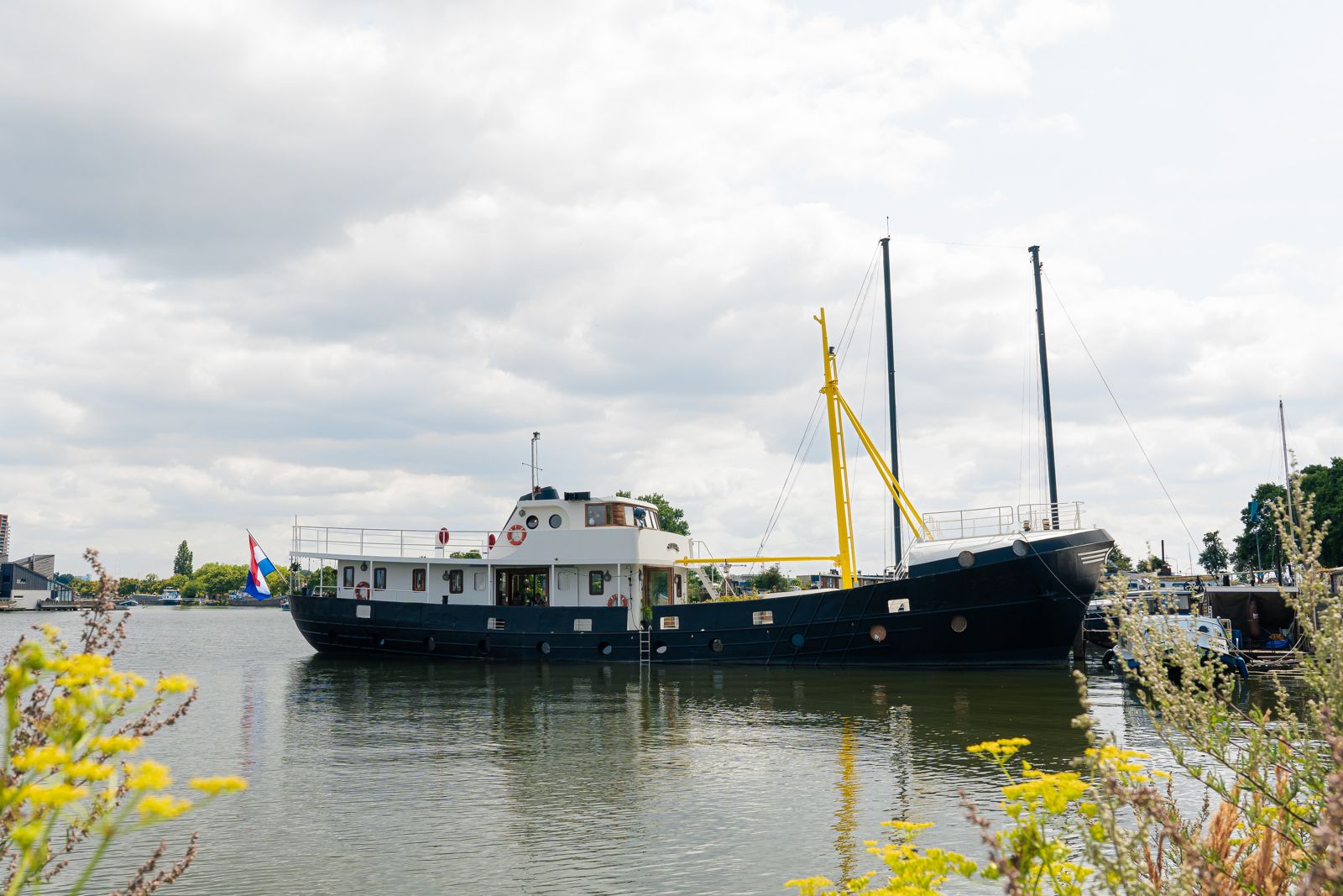 Woonschip Grace Darling op het water